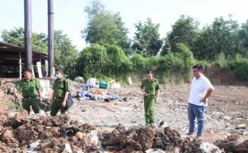Bình Dương: Cơ sở sản xuất muối chôn lấp hơn 2.100 tấn rác thải