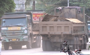 Dân bất an với đoàn xe chở đất ngày đêm huyên náo ở TP. Hoà Bình