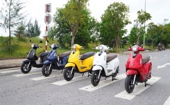 VinFast chính thức bàn giao xe máy điện Evo200