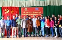 Trao quà từ thiện cho trẻ em xã Hố Quáng Phìn (Hà Giang)