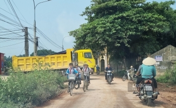 Xe tải quần thảo đường dân sinh ở Thái Nguyên, cả tổ dân phố bất an