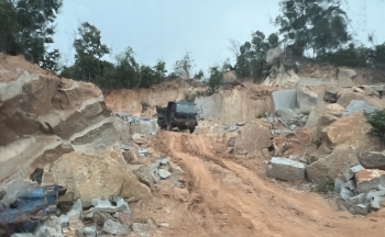 Vụ xe tải ùn ùn chở đá lậu ở Khánh Hòa: Lập hội đồng kỷ luật Chủ tịch xã