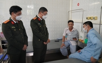 Xe nghi chở gỗ lậu chèn ép xe CSGT khiến 2 cán bộ bị thương