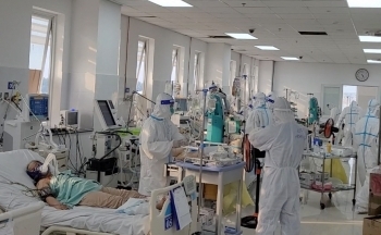 Thủ tướng yêu cầu quản lý chặt chẽ nhóm nguy cơ cao, tăng cường công tác điều trị, giảm ca chuyển nặng, tử vong do COVID-19