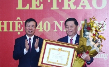 Trao Huy hiệu 40 năm tuổi Đảng tặng đồng chí Nguyễn Trọng Nghĩa