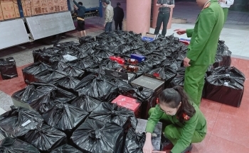 Nguỵ trang gần 900 chai rượu ngoại ‘lậu’ trong thùng trái cây