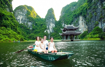 Đắm mình trước vẻ đẹp non xanh, nước biếc Ninh Bình