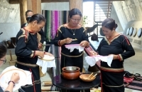 Giao lưu văn hóa thổ cẩm Ê Đê và batik của Indonesia