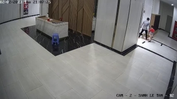 Bảo vệ con trai trước con chó thả rông, người đàn ông bị chủ chó đánh nhập viện