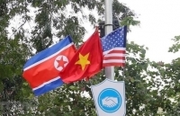 Ba lá quốc kỳ bên hồ Gươm