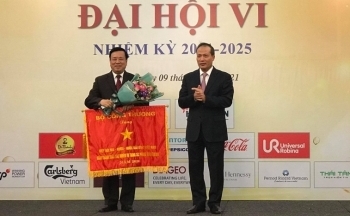 Hiệp hội Bia - Rượu - Nước giải khát Việt Nam đón nhận Cờ thi đua xuất sắc của Bộ Công Thương