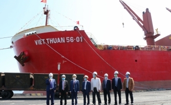 Quảng Ninh: Bốc rót những tấn than tiêu thụ đầu tiên mở đầu năm mới