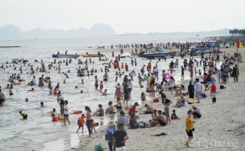Hạ Long đón lượng lớn du khách, tuân thủ phòng chống dịch