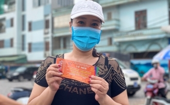 Người hâm mộ xếp hàng dài nhận vé xem chung kết bóng đá nữ SEA Games 31