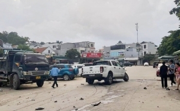 Tỉnh Quảng Ninh: Hàng loạt xe ô tô đỗ bên đường bị xe bán tải đâm hỏng