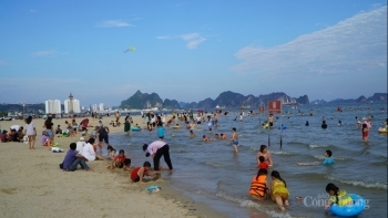 Phát hiện 2 ca nhiễm Covid-19, Quảng Ninh dừng hoạt động tập trung đông người