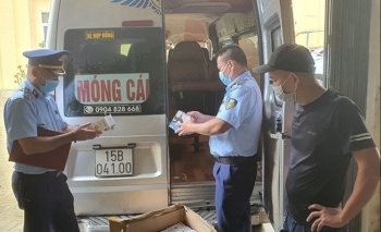 Quảng Ninh: Phát hiện xe ô tô khách vận chuyển 250 chiếc thuốc lá điện tử