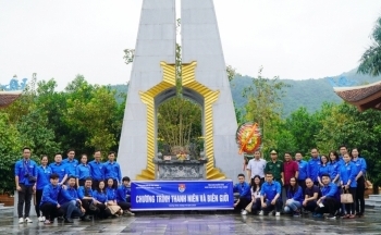 Thanh niên ngành Công Thương dâng hương tại Đài tưởng niệm các Anh hùng liệt sĩ Pò Hèn