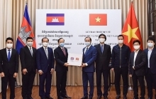 Vietnam gives medical equipment to Laos, Cambodia