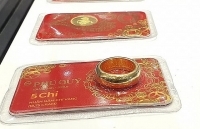 Giá vàng giảm sốc, lùi về mốc 43 triệu đồng/lượng