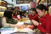 Giá vàng và USD đua nhau giảm