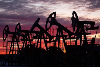 Giá dầu lại tăng do OPEC+ đồng ý tăng dần nguồn cung