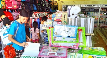 Thị trường đồ dùng học tập sôi động 'bắt nhịp' học sinh trở lại trường