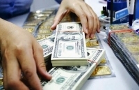 Giá vàng thế giới lập lại đỉnh cao, USD tăng vọt trở lại