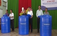 Thép miền Nam tặng 300 bồn trữ nước cho huyện Thạnh Phú