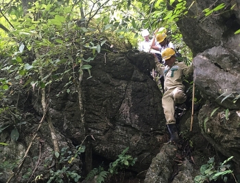 Những người thợ truyền tải điện giữa rừng Mai Châu
