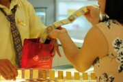 USD giảm, vàng SJC lặng sóng