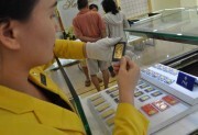 Giá vàng miếng ngược chiều thế giới