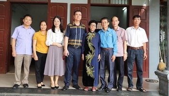 Supe Lâm Thao: Thăm và tặng quà Mẹ Việt Nam Anh hùng