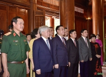 Chủ tịch Quốc hội dâng hương tưởng nhớ công ơn của Bác Hồ và các Anh hùng liệt sĩ tại Nghệ An và Hà Tĩnh