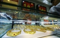 Thương chiến Mỹ-Trung hạ nhiệt, giá vàng rơi khỏi đỉnh 43 triệu đồng/lượng