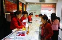 Lo ngại thương chiến kéo dài, giá vàng giữ đỉnh hơn 6 năm