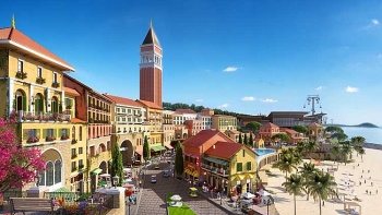 Khu phố đêm sôi động Central Village: Át chủ bài đưa Phú Quốc phục hồi sau Covid