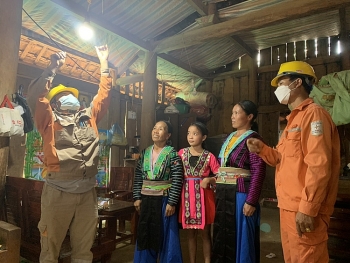 Sơn La: Thêm 53 hộ dân tộc H’Mông bản Bãi Tám được sử dụng điện lưới Quốc gia