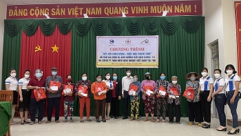 Quỹ chăm sóc sức khỏe gia đình Việt Nam hỗ trợ hoàn cảnh khó khăn do COVID-19 tại Bến Tre