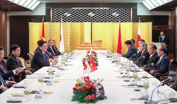 Thủ tướng Phạm Minh Chính tiếp cựu Thủ tướng Nhật Bản Suga Yoshihide và Chủ tịch Liên minh Nghị sĩ hữu nghị Nhật-Việt Nikai Toshihiro