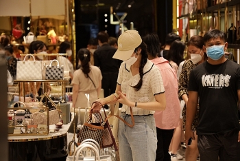 Tín đồ mua sắm nô nức săn sale trong sáng đầu tiên của Vincom Black Friday