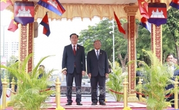 Lễ đón Chủ tịch Quốc hội Vương Đình Huệ thăm chính thức Vương quốc Campuchia