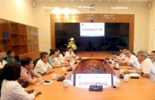 Trao tặng thiết bị y tế cho Bệnh viện Đại học Y Hà Nội