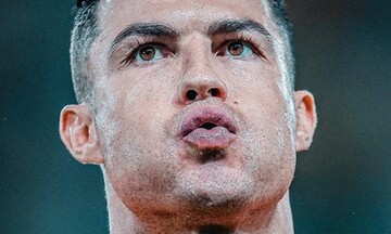 Ronaldo được fan Messi bênh vực khi có ảnh chế với hạng 829 ứng viên Quả bóng vàng