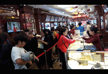 Tấp nập mua vàng trước ngày vía Thần Tài