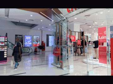 Nỗi sợ nCoV khiến nhiều trung tâm thương mại đìu hiu vắng khách