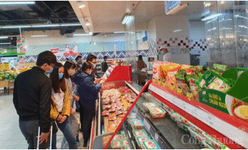 Người dân mua thực phẩm tích trữ, siêu thị đáp ứng đủ nguồn cung
