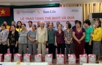 Sun Life trao tặng thẻ bảo hiểm y tế và quà tặng cho các hộ gia đình