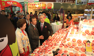 Táo Aomori:  Đắt xắt ra miếng