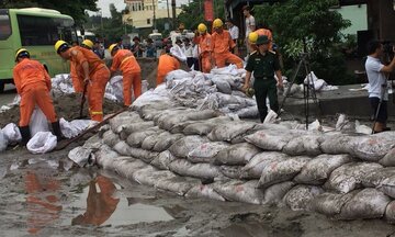 Mưa lớn ở miền Bắc, nhiều khách hàng bị mất điện